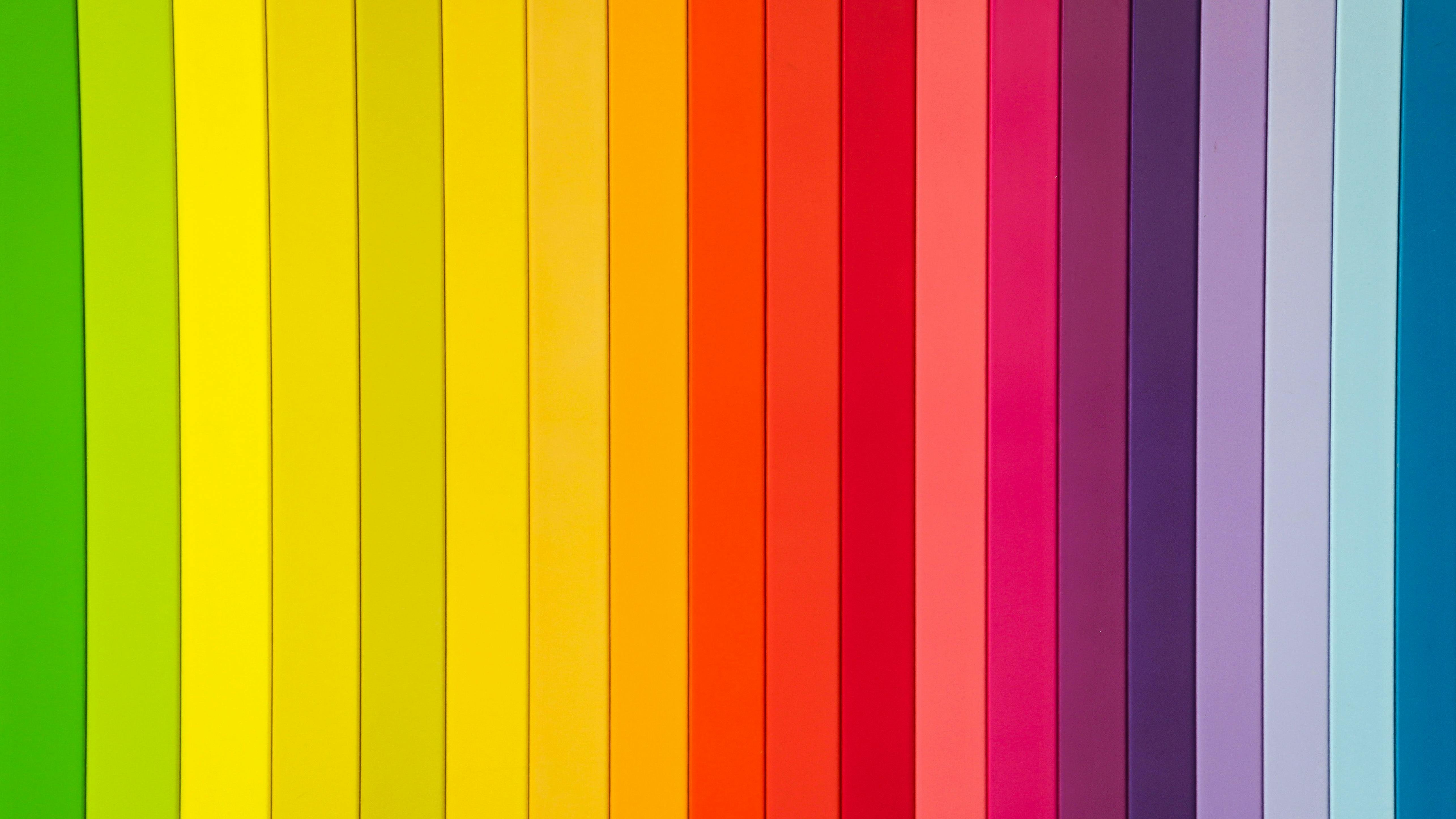 Bunte Farbstreifen Vertikale Streifen in verschiedenen leuchtenden Farben von Grün bis Blau.