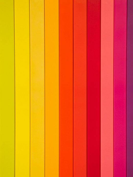 Vertikale Streifen in verschiedenen leuchtenden Farben von Grün bis Blau.
