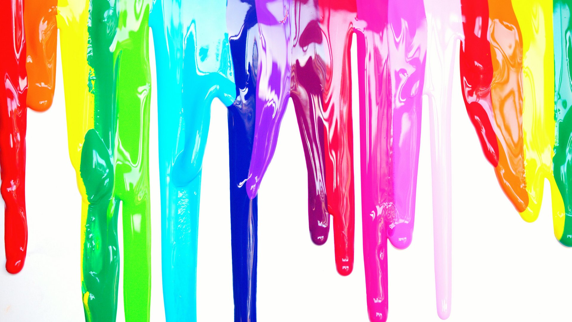 Regenbogenfarben Bunte Farbstriche verlaufen vertikal auf weißem Hintergrund.